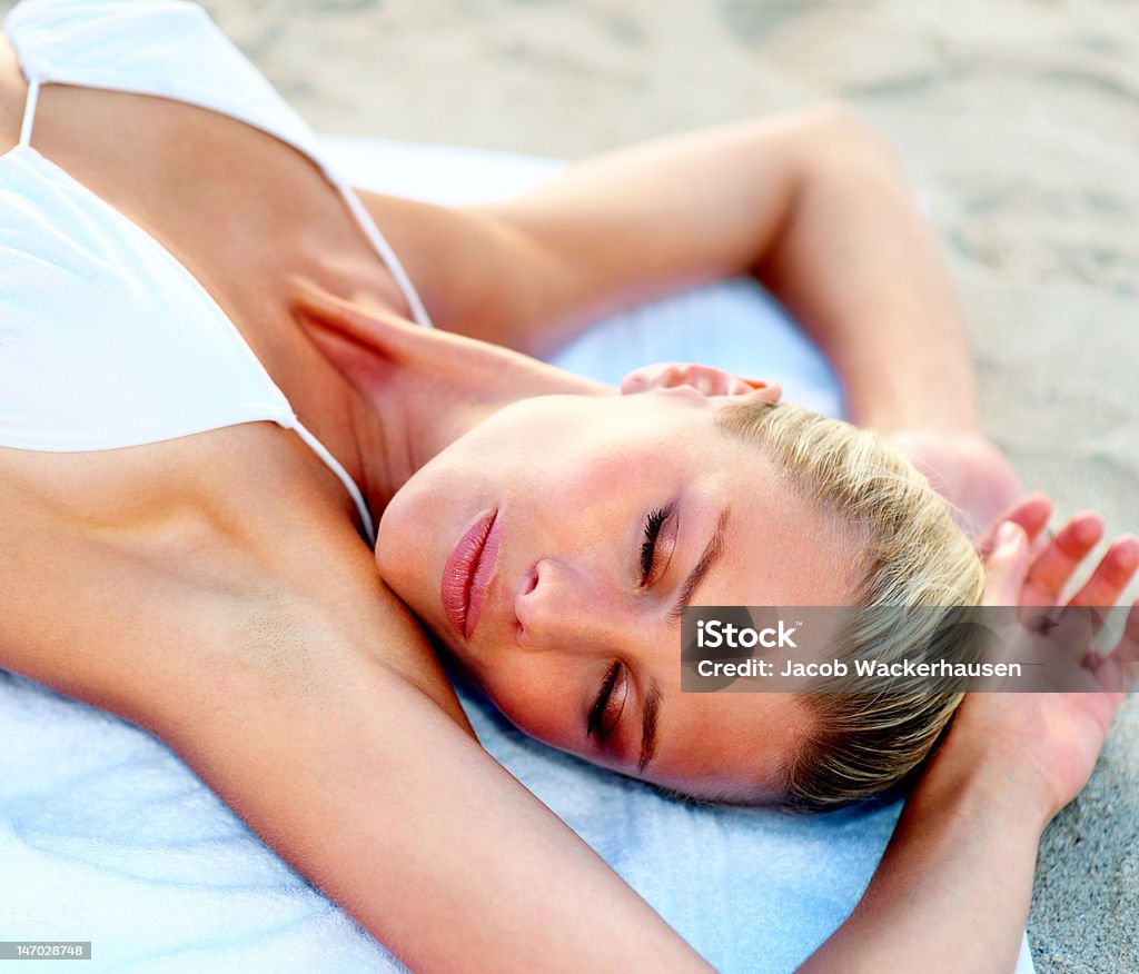 Gros plan de jeune femme sexy dormir sur le sable à la plage - Photo de 20-24 ans libre de droits