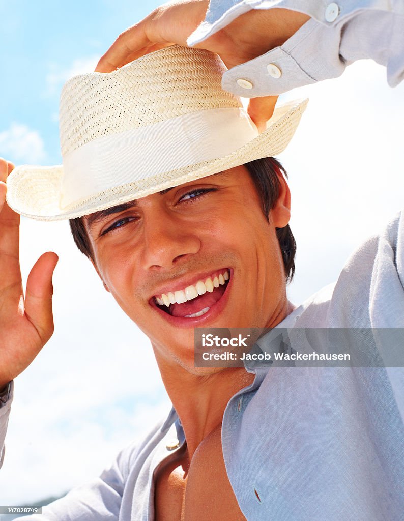 Close-up de um jovem usando chapéu de palha e rindo - Foto de stock de Boca Aberta royalty-free