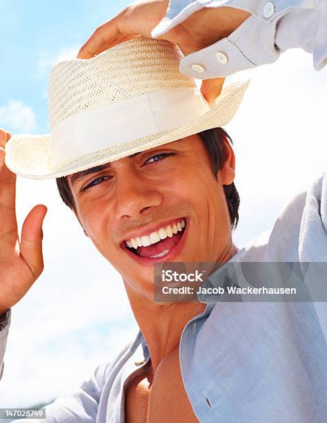 Foto de Closeup De Um Jovem Usando Chapéu De Palha E Rindo e mais fotos de stock de Boca Aberta