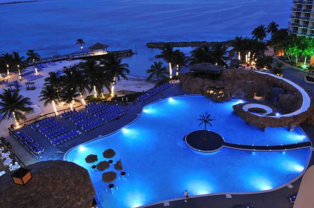 Resort przez Morze Karaibskie w nocy – zdjęcie