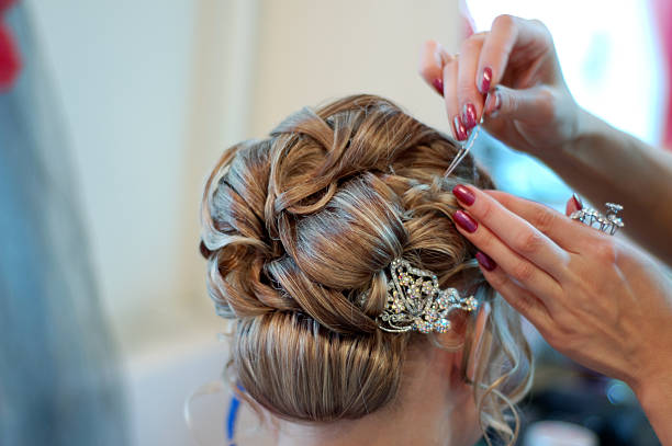 Making coiffure A bride at hairdressing salon befor wedding bridal hair stock pictures, royalty-free photos & images