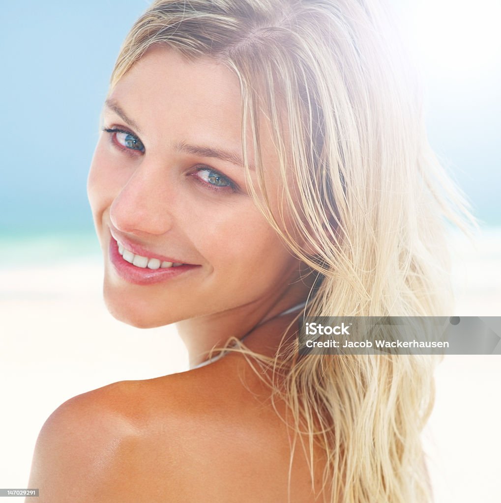 Close -up of 美しい若い笑顔の女性 - 1人のロイヤリティフリーストックフォト