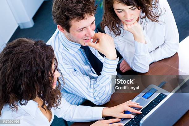 Trabajadores De Oficina Con Ordenador Portátil Foto de stock y más banco de imágenes de Escote - Escote, Mujeres, Oficina