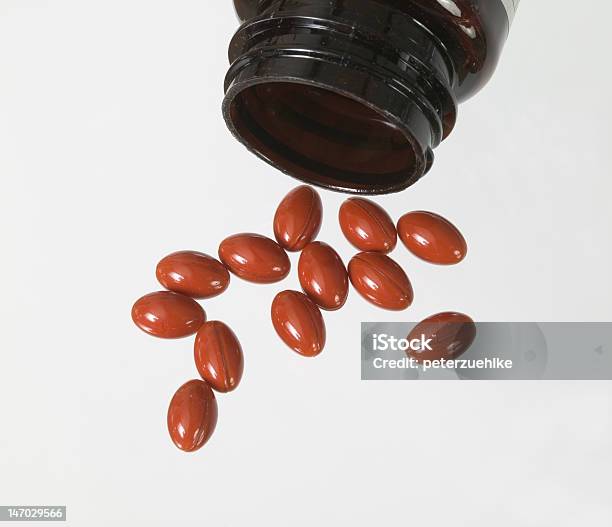 Arancione Pillole - Fotografie stock e altre immagini di Capsula - Capsula, Composizione orizzontale, Fitoterapia