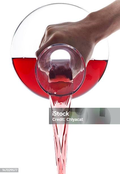 Verter Vinho Tinto Numa Licoreira - Fotografias de stock e mais imagens de Figura para recortar - Figura para recortar, Licoreira, Bebida