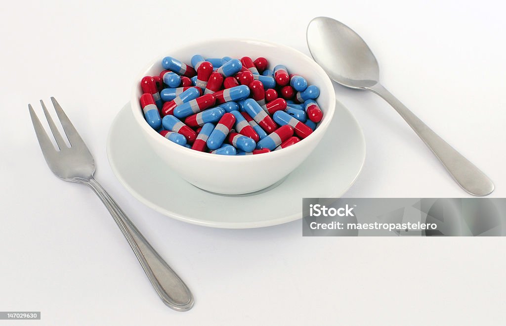 Белый блюдо подается с наркотиками таблетки и Столовое серебро - Стоковые фото Без людей роялти-фри