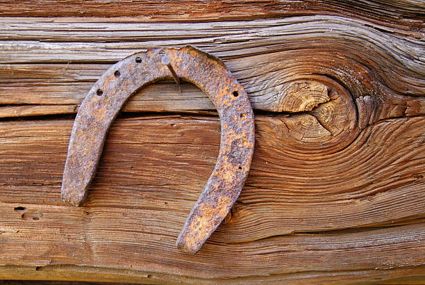 horseshoe de unhas - horseshoe rusty nail old - fotografias e filmes do acervo