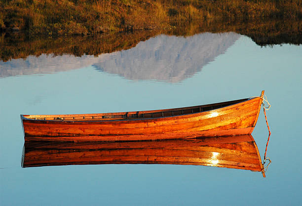 barco a remos - loch assynt fotos imagens e fotografias de stock