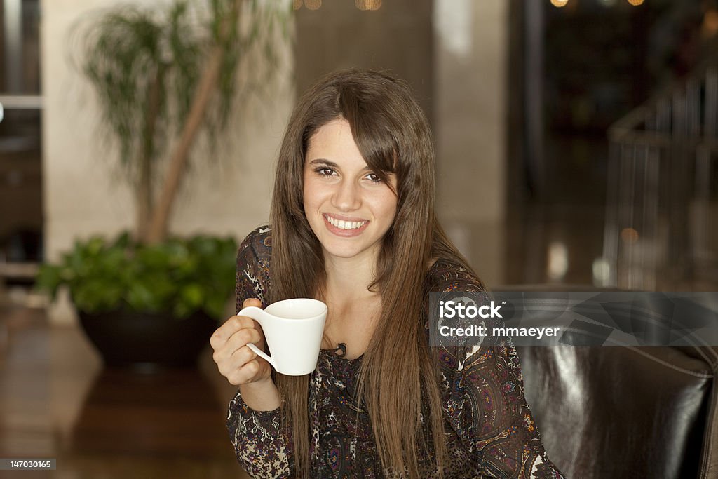 Młoda kobieta pijąca kawę - Zbiór zdjęć royalty-free (20-29 lat)