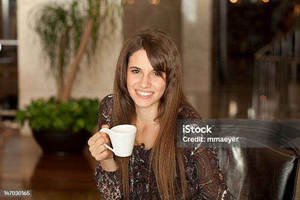 Młoda Kobieta Pijąca Kawę - zdjęcia stockowe i więcej obrazów 20-29 lat - 20-29 lat, Codzienne ubranie, Dorosły