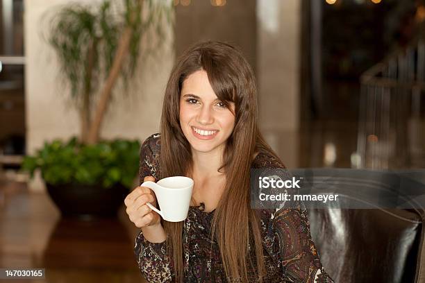 Foto de Jovem Mulher Bebendo Café e mais fotos de stock de 20 Anos - 20 Anos, Adulto, Bebida