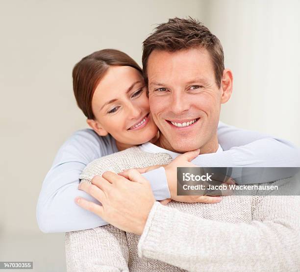 Primer Plano De Una Joven Pareja Sonriendo Y Abrazar Foto de stock y más banco de imágenes de 20 a 29 años