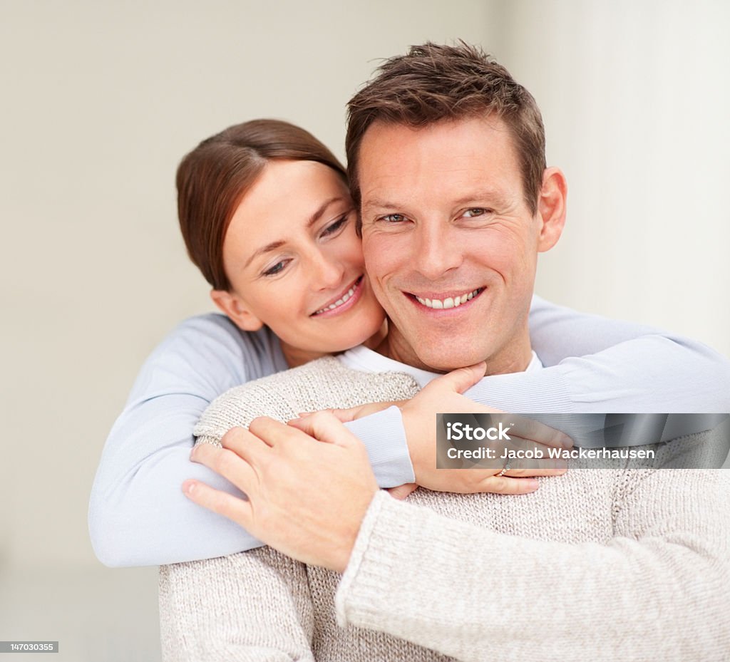 クローズアップ若いカップルの笑顔と溶け合う - 20-24歳のロイヤリティフリーストックフォト