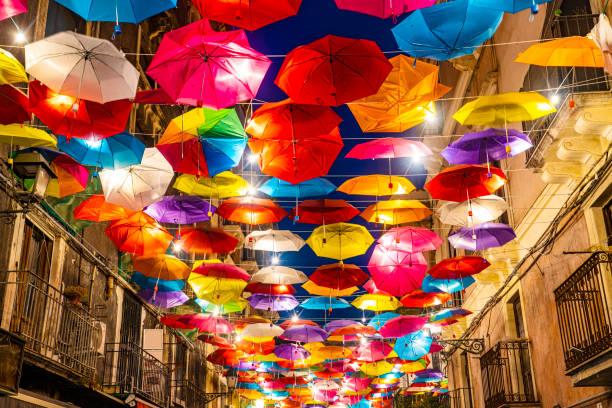 parasole pokrywające historyczną ulicę w katanii, sycylia, włochy nocą - decorative umbrella zdjęcia i obrazy z banku zdjęć