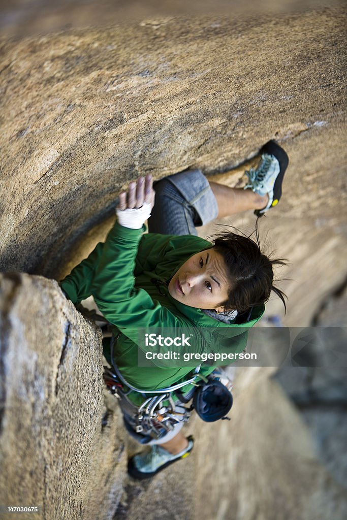 Alpinista feminino rock. - Foto de stock de Escalação em rocha royalty-free