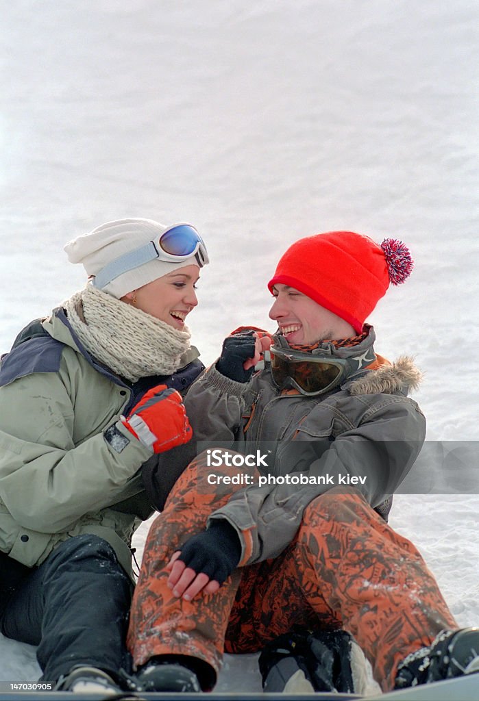 Pareja joven en vacaciones de invierno - Foto de stock de Abrazar libre de derechos