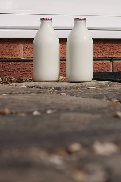 牛乳瓶の目 - milk bottle bottle milk doorstep ストックフォトと画像