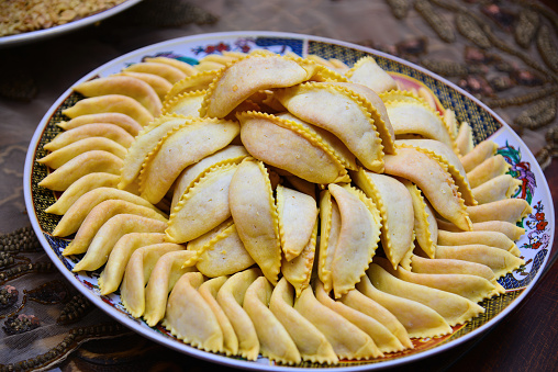 Dulces caseros de cuernos de gacela para el Ramadán. Plano detallado en primer plano de Kaab El Ghazal recién horneado, un dulce marroquí también conocido como cuernos de gacela, comida Halal photo