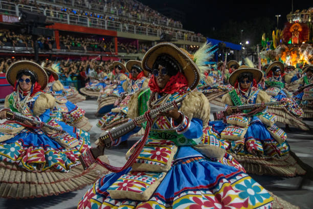 imperatriz leopoldinense samba school은 sambodromo에서 리우데 자네이루의 카니발 퍼레이드를 진행하고 있습니다. - samba school parade 뉴스 사진 이미지