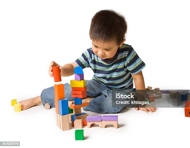 남자아이 및 타워 색상화 압살했다 조립블록 아이에 대한 스톡 사진 및 기타 이미지 - 아이, 놀기, 블럭