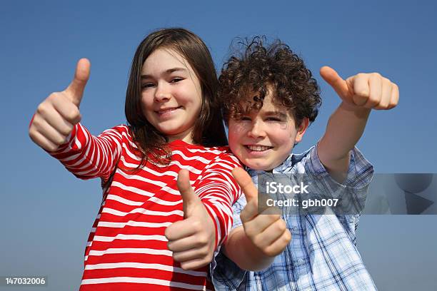 Photo libre de droit de Enfants Montrer Signe Ok En Plein Air banque d'images et plus d'images libres de droit de Adolescence - Adolescence, Adolescent, Blanc