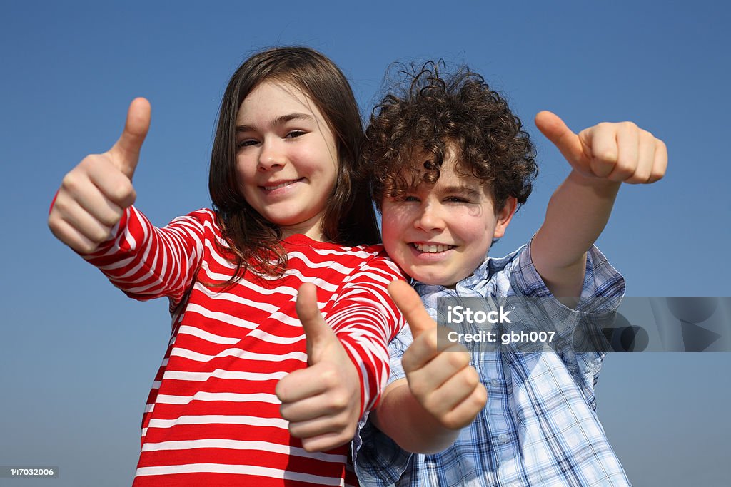 Crianças mostrando sinal de Ok ao ar livre - Foto de stock de Adolescente royalty-free