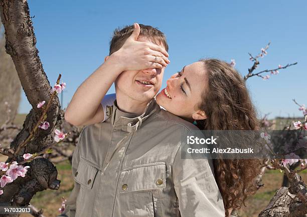 Joven Y Mujer Al Aire Libre Foto de stock y más banco de imágenes de 20 a 29 años - 20 a 29 años, 20-24 años, Abril