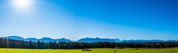 paesaggio vicino a garmisch-partenkirchen - zugspitze - wetterstein mountains summer hut european alps foto e immagini stock