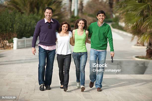 4 つの幸せな人々徒歩 - 4人のストックフォトや画像を多数ご用意 - 4人, カジュアルウェア, カップル