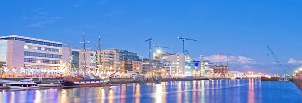 panorama de dublin docklands - building exterior built structure pier water photos et images de collection