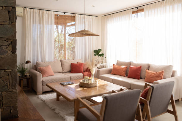 dekoriertes wohnzimmer - showcase interior home decorating chair pink stock-fotos und bilder