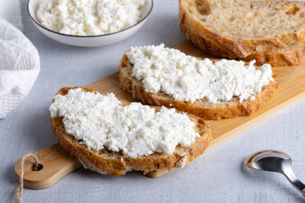 pan con queso cuajado sobre tabla de madera - cottage cheese fotografías e imágenes de stock