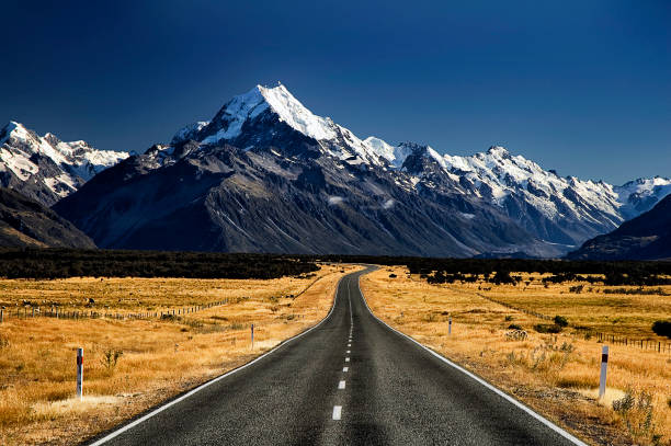 sur la route vers le mont cook - mt cook national park photos et images de collection