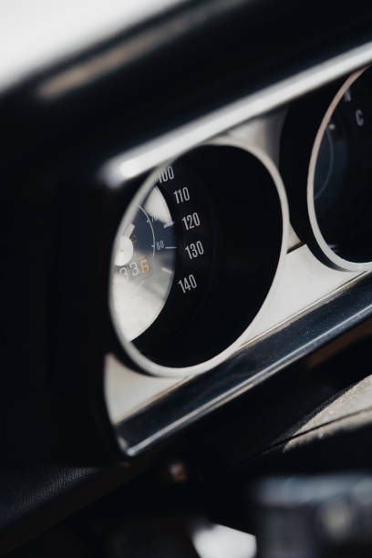 speedometer meter gauge on an old vintage car - collectors car dashboard odometer mode of transport imagens e fotografias de stock