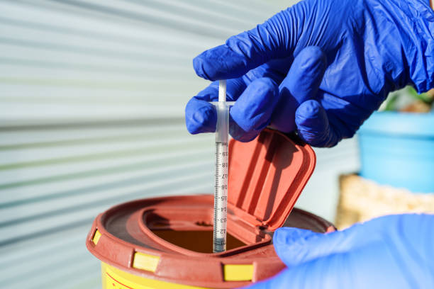 istock Safely remove the syringe tip into the medical waste bin 1470342143