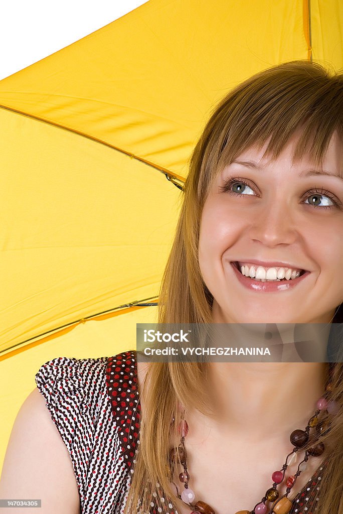 Красивая женщина с зонтиком в желтой зоне - Стоковые фото Белый фон роялти-фри