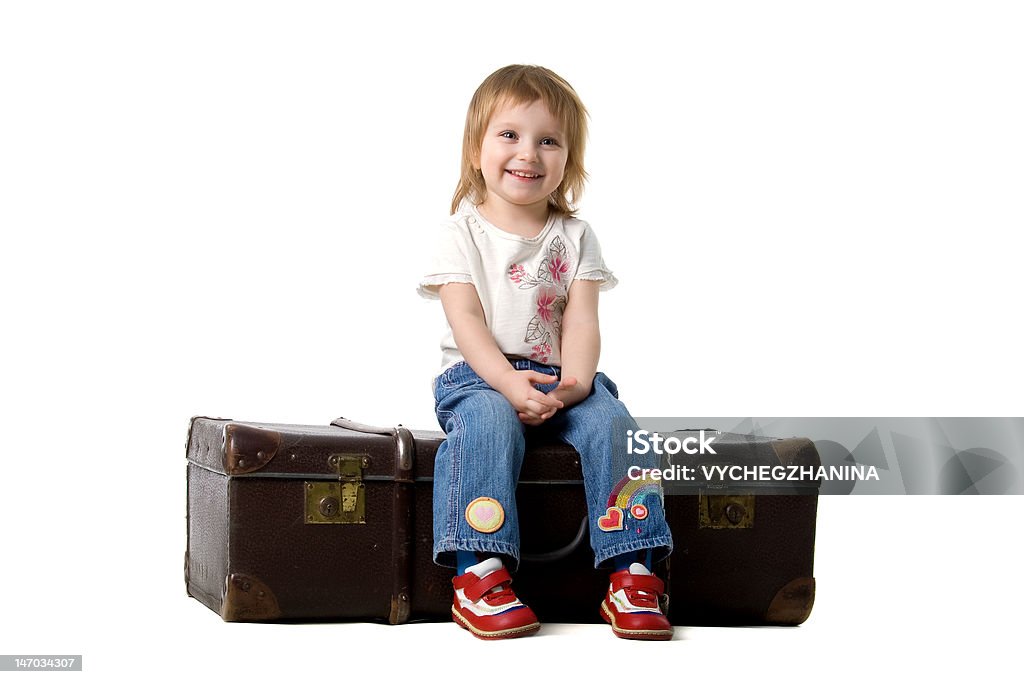 Милый ребенок сидит в Старый Чемодан - Стоковые фото Антиквариат роялти-фри