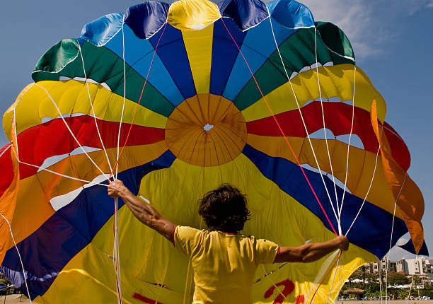 parapente - parachuting open parachute opening imagens e fotografias de stock