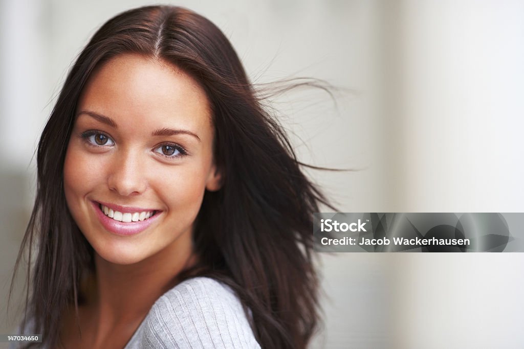 Крупным планом молодой женщины, улыбается - Стоковые фото Взъерошенные волосы роялти-фри