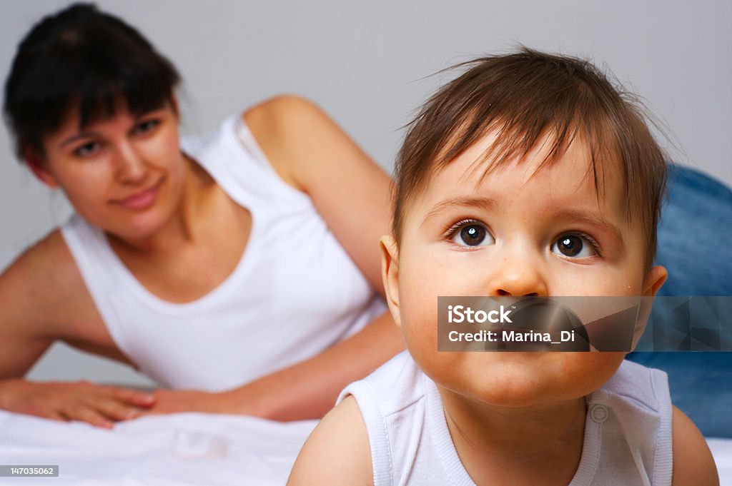 Bebé crawls alejado de la madre - Foto de stock de Acostado libre de derechos