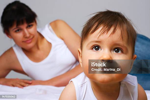 Bebé Crawls Alejado De La Madre Foto de stock y más banco de imágenes de Acostado - Acostado, Adulto, Adulto joven