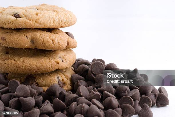 Foto de Chips De Chocolate E Cookies e mais fotos de stock de Alimento básico - Alimento básico, Assado no Forno, Biscoito