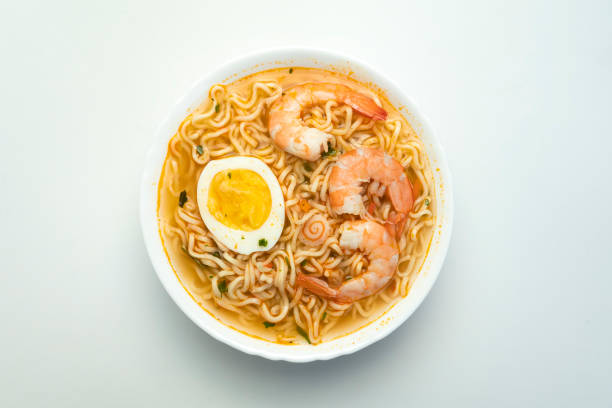 spicy prawn noodle o hokkien me una combinazione di spaghetti all'uovo, vermicelli, gamberetti, pollo tagliuzzato, uova e spinaci d'acqua ricoperti di gamberi - hokkien foto e immagini stock