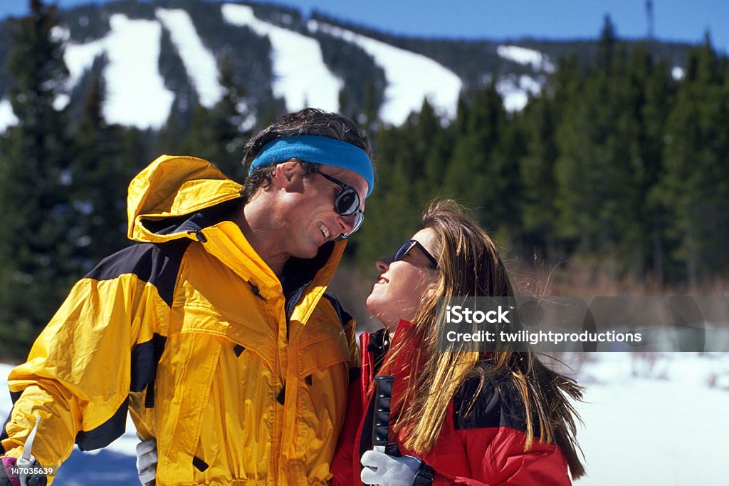 クロスカントリースキーカップル - スキーのロイヤリティフリーストックフォト