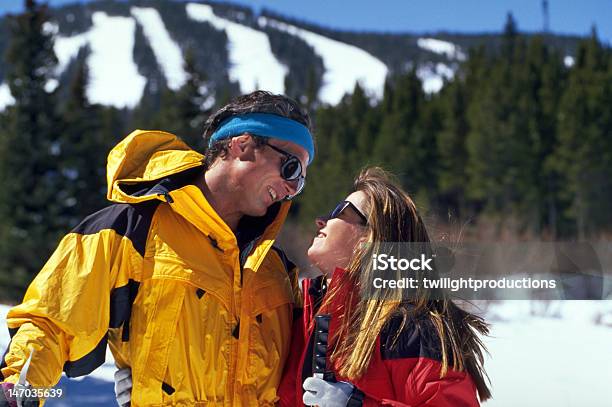 Беговые Лыжи Пара — стоковые фотографии и другие картинки Женатые - Женатые, Лыжи, Лыжный спорт