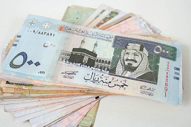 saudi pieniądze, - five euro banknote european union currency number 5 paper currency zdjęcia i obrazy z banku zdjęć