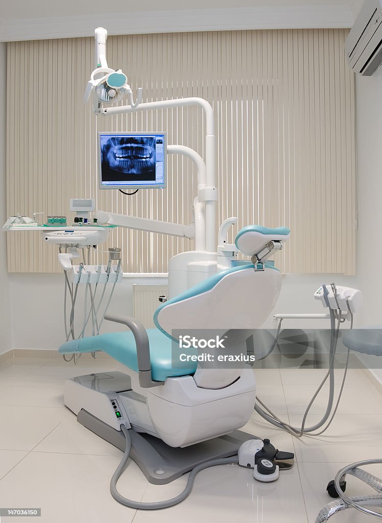 歯科医の椅子 - テーブルのロイヤリティフリーストックフォト