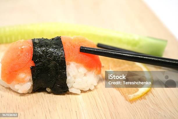 Sushi - zdjęcia stockowe i więcej obrazów Bez ludzi - Bez ludzi, Cytryna, Ekskluzywne restauracje