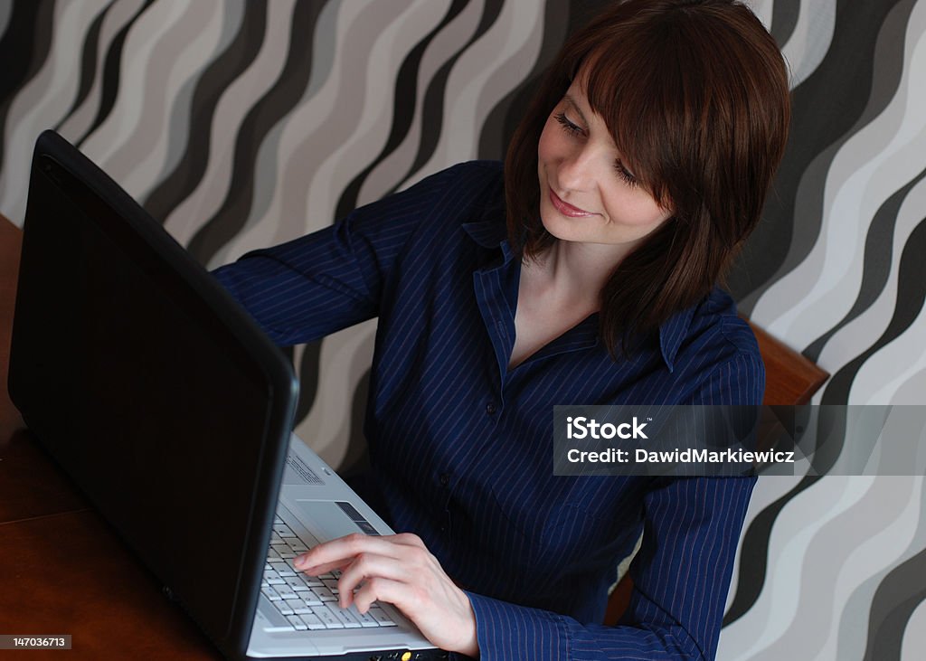 Jovem mulher a trabalhar em casa - Royalty-free Computador Portátil Foto de stock