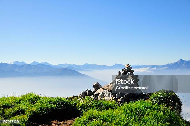 Stos Kamieni Na Wierzchu Mountain - zdjęcia stockowe i więcej obrazów Bez ludzi - Bez ludzi, Fotografika, Grupa przedmiotów